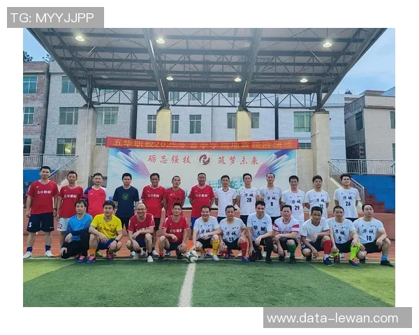 粉碎足球的魅力与挑战探讨如何在激烈竞争中重塑运动精神与团队合作 粉碎足球的魅力与挑战探讨如何在激烈竞争中重塑运动精神与团队合作